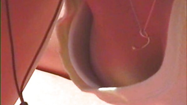 ریچل ایوانز زیباروی بوکسوم در موقعیت تماشای فیلم رایگان سکسی میسیونری مورد لعنت قرار می گیرد
