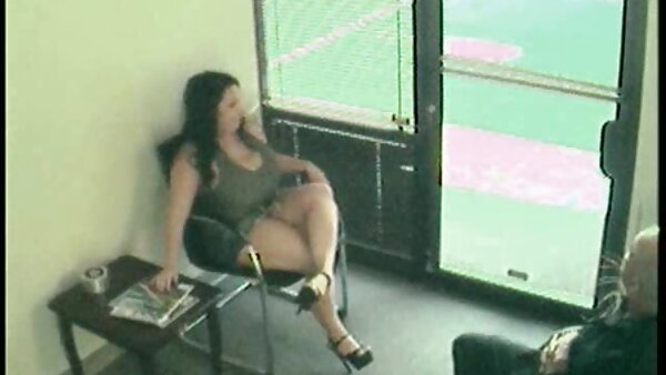 فاحشه چاق با تیپ های آویزان دانلود رایگان فیلم سکسی گروهی روی مبل تسلط پیدا می کند
