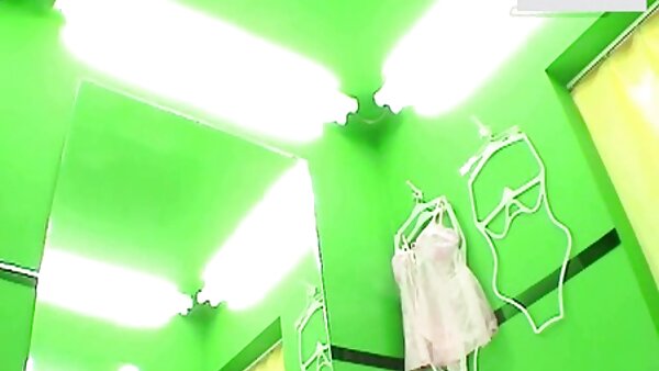 سایوری سبزه ژاپنی با موهای کوتاه طبیعی به فیلمسکسی خفن مقعدش اذیت می کند