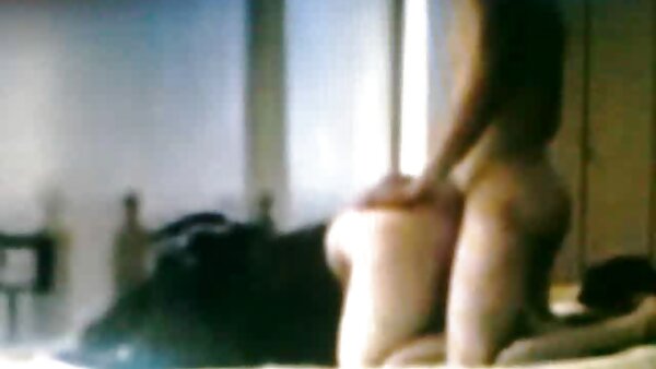 ماساژور تماشای فیلم سکسی رایگان سینه های نرم طبیعی یک دختر نوجوان ژاپنی را می مالد
